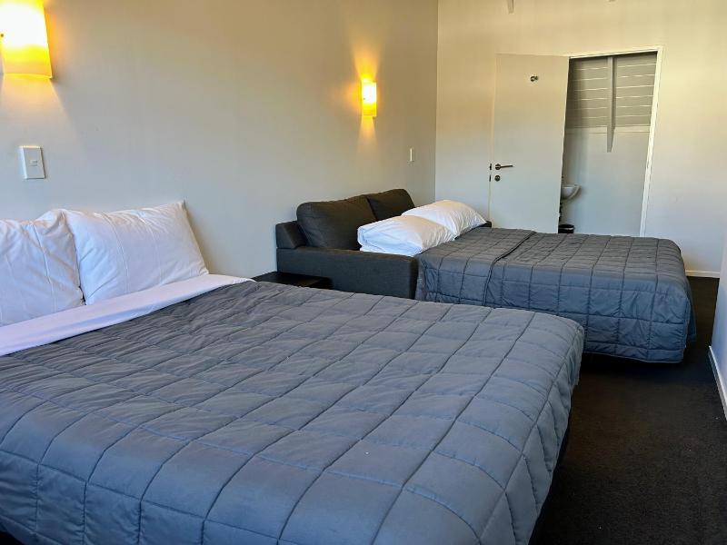 Midway Motel Rotorua- Thermal Mineral Pool - image 6