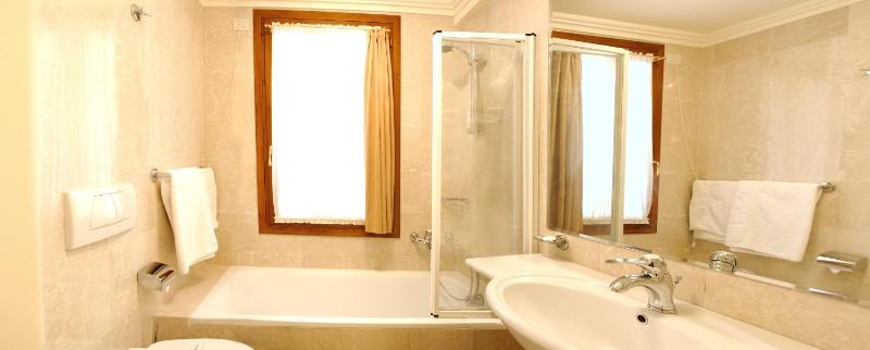 Standard Triple Room image 2