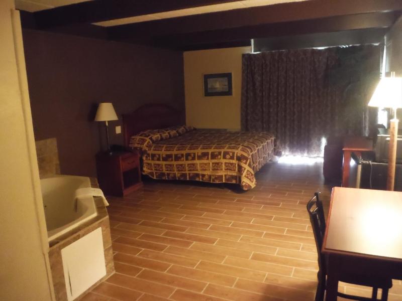 King Room with Spa Bath image 3