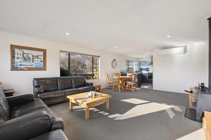 Vista Vale - Wanaka Holiday Home - image 2