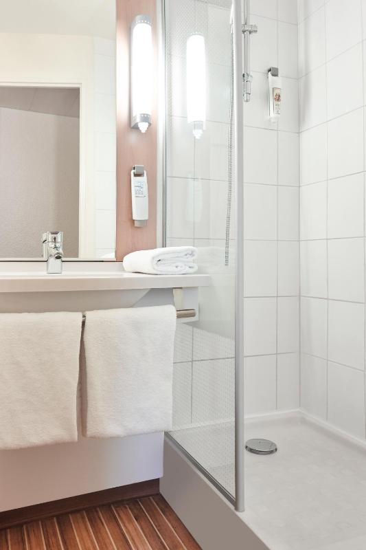 Standard Double Room image 4