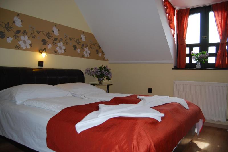 Standard Queen Room image 4
