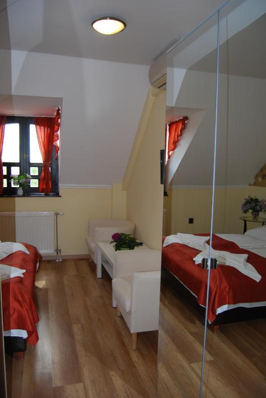Standard Queen Room image 3