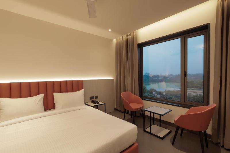 Lakefront Hotel by Brijwasi - image 13