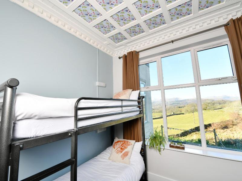 Basic Triple Room with Shared Bathroom image 4
