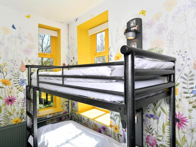 Basic Triple Room with Shared Bathroom image 3