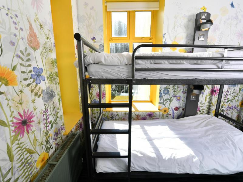 Basic Triple Room with Shared Bathroom image 2
