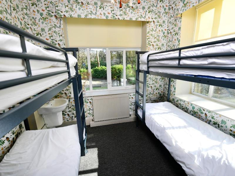 Dormitory Room with Shared Bathroom (6 Adults) image 2
