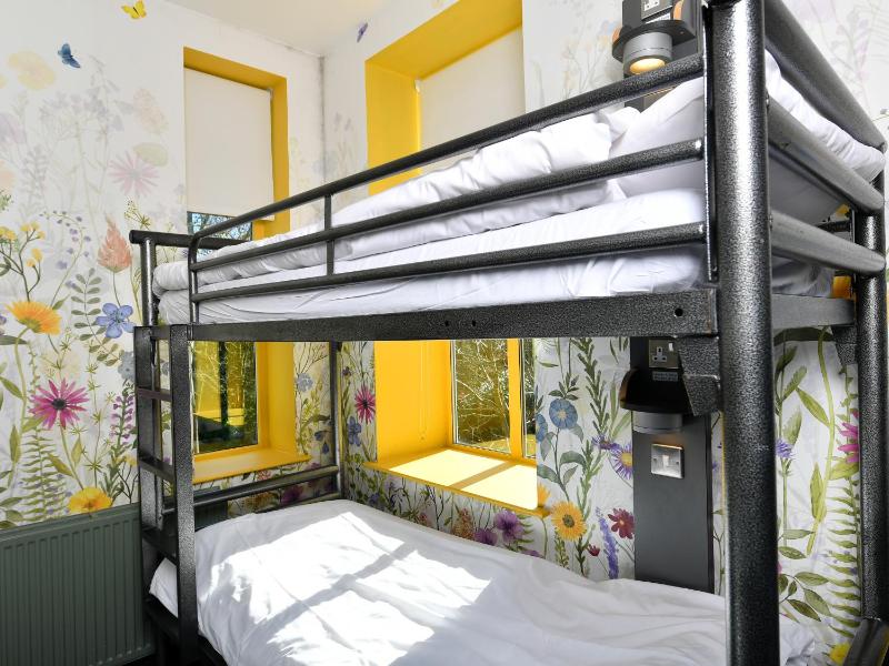 Twin Room with Shared Bathroom image 2