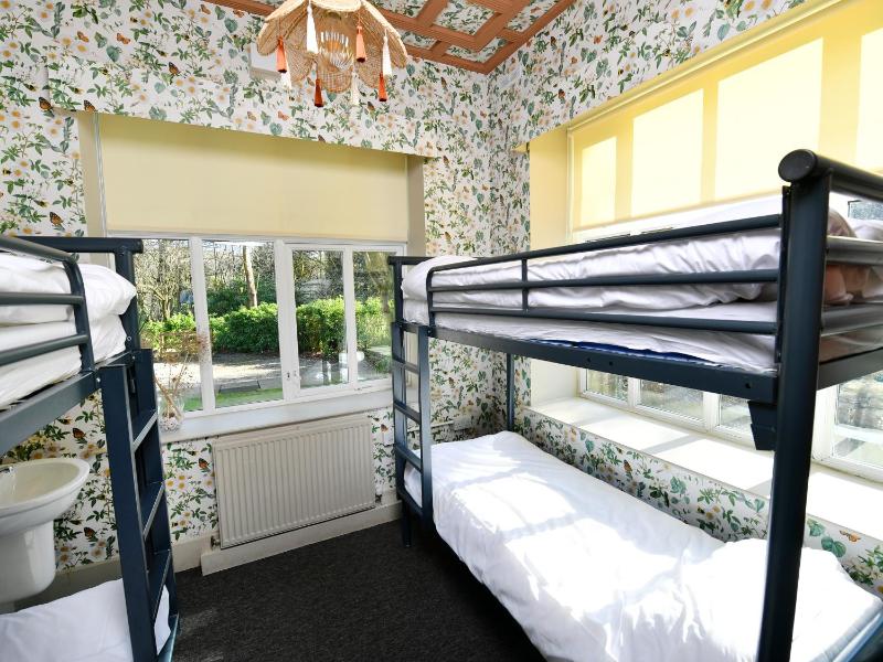 Quadruple Room with Shared Bathroom image 4
