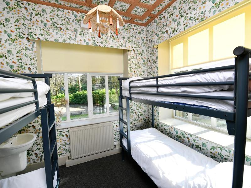 Quadruple Room with Shared Bathroom image 3