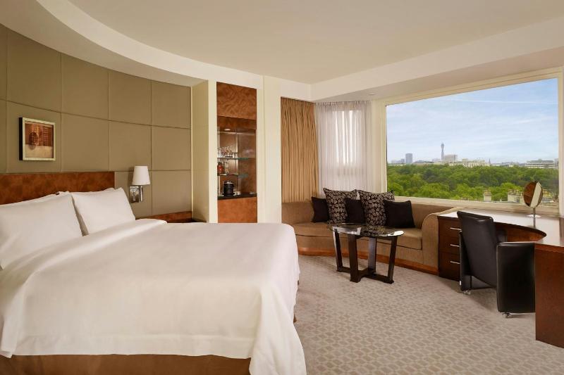 Panoramic Room, Guest room, 1 King, Skyline view, High floor image 2