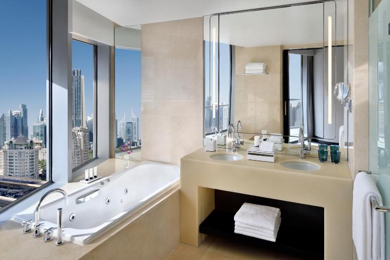Club Deluxe Room Twin image 3