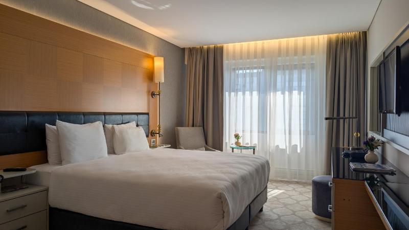 Standard King Room image 2