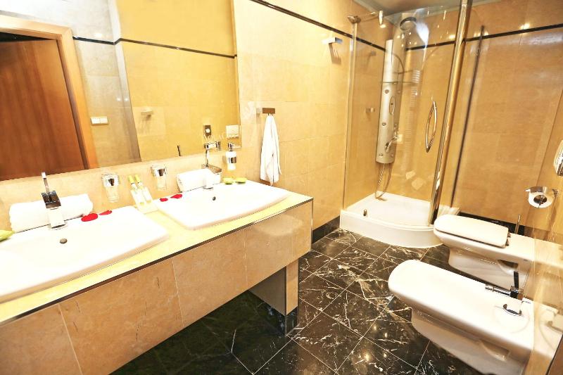 Deluxe Apartment image 2