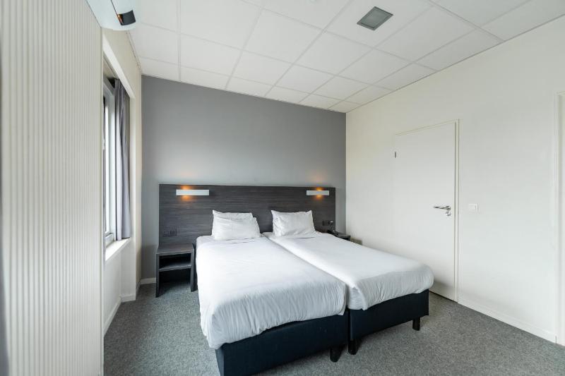 Twin Room with Balcony image 1