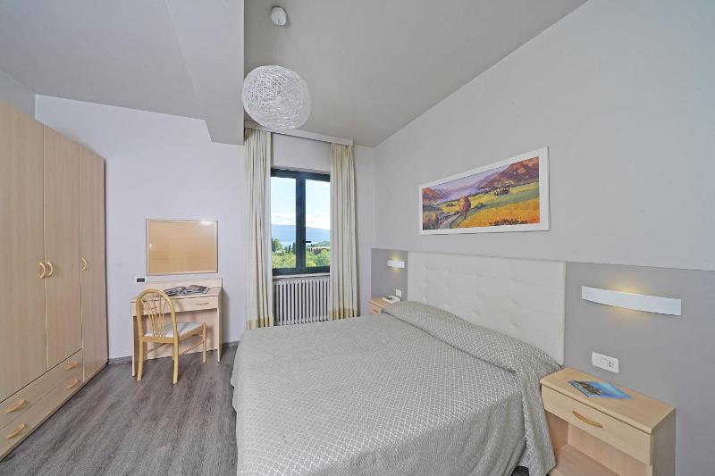 Classic Double Room image 3