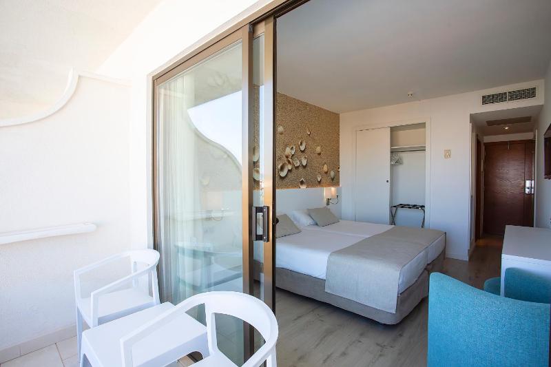 Double Room with Balcony image 1