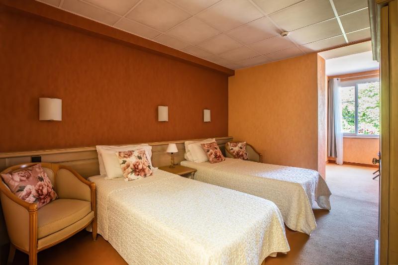 Twin Room image 3