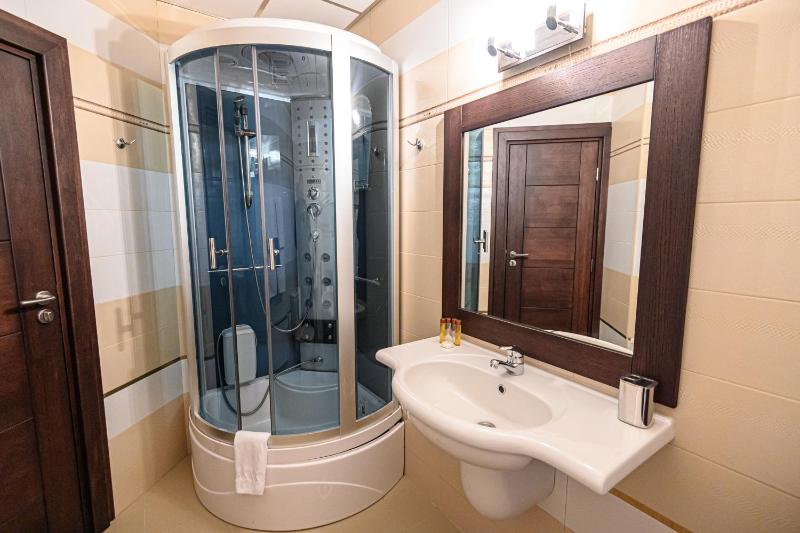 Two-Bedroom Deluxe Apartment with Garden View image 4