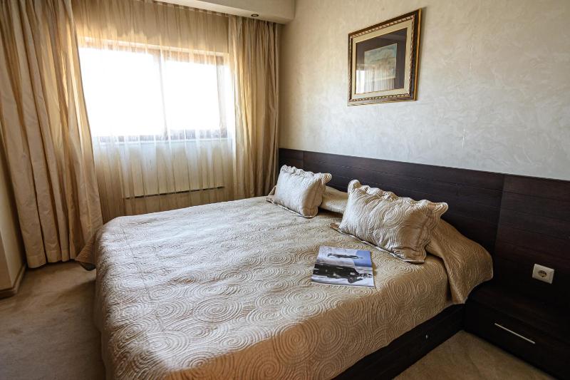 Two-Bedroom Deluxe Apartment with Garden View image 3