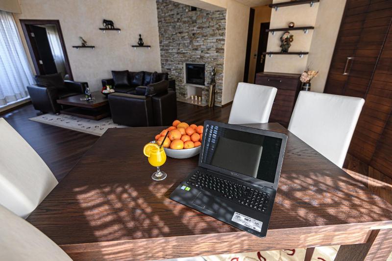 Two-Bedroom Deluxe Apartment with Garden View image 2