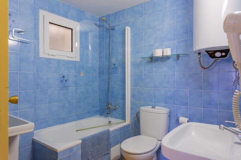 Two-Bedroom Apartment without terrace (4-6 Adults) image 3