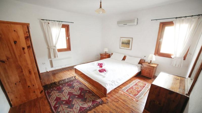 Five-Bedroom House image 3