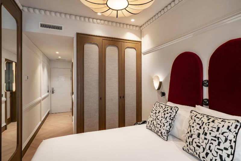 Superior Double Room wit Patio View image 4