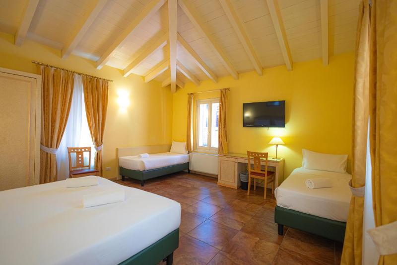 Classic Quadruple Room image 1