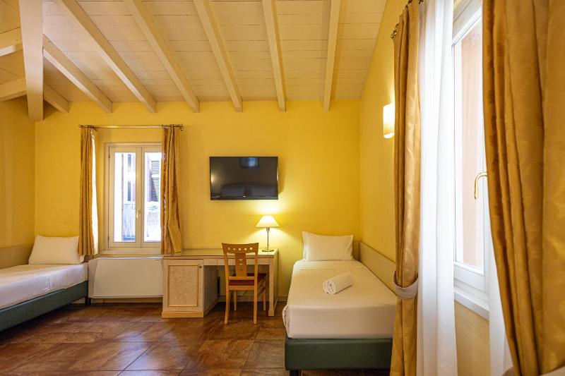 Classic Quadruple Room image 4