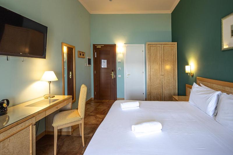 Deluxe Double or Twin Room with Lake View image 2