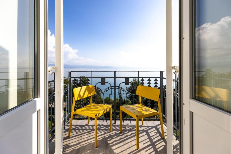 Room with King Size Bunk Bed and Sea View image 1