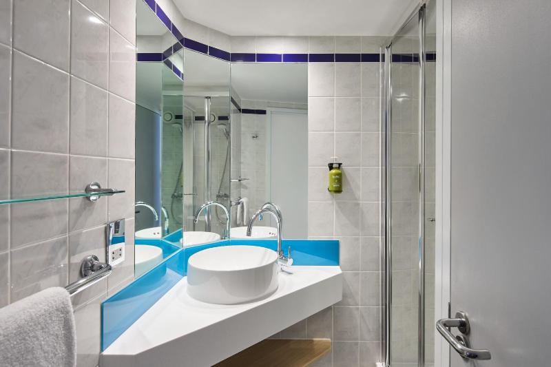 Standard Twin Room with Free Hot Breakfast image 3