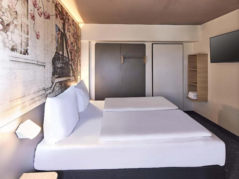 Double Room image 3