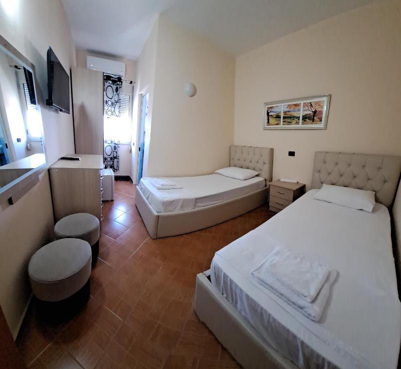 Twin Room with City View image 4