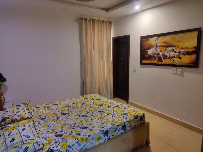 Two bed furnished apartment - image 10