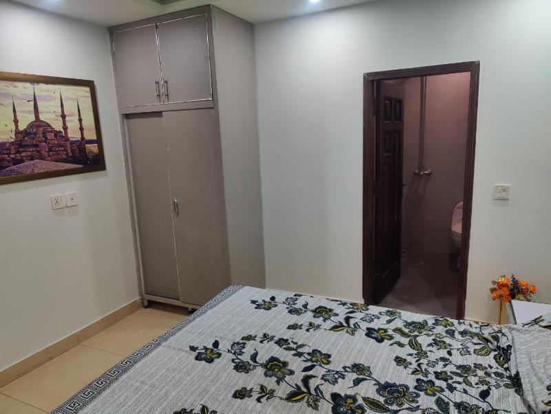 Two bed furnished apartment - image 11