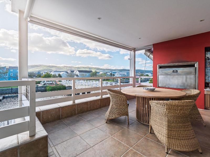 Sunny Dry Mill Apartment on Thesen Islands - image 7