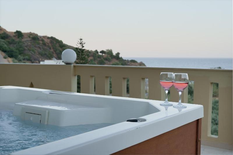 Superior Two-Bedroom Apartment with Sea View and Jacuzzi image 4
