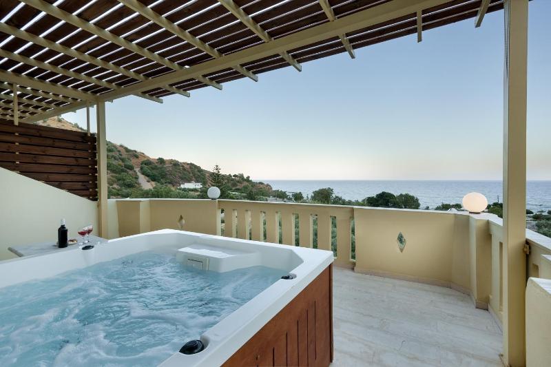Superior Two-Bedroom Apartment with Sea View and Jacuzzi image 1