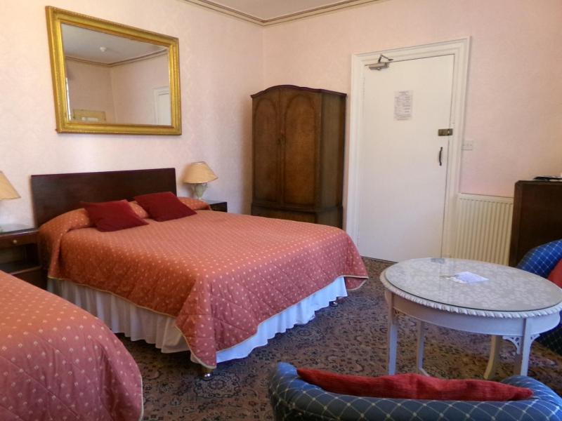 Triple Room with Shared Bathroom image 3