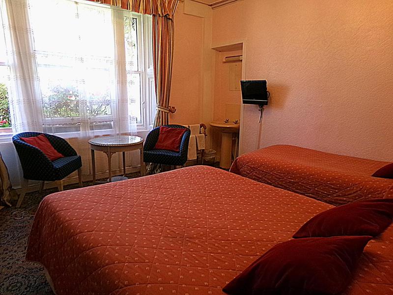 Triple Room with Shared Bathroom image 4
