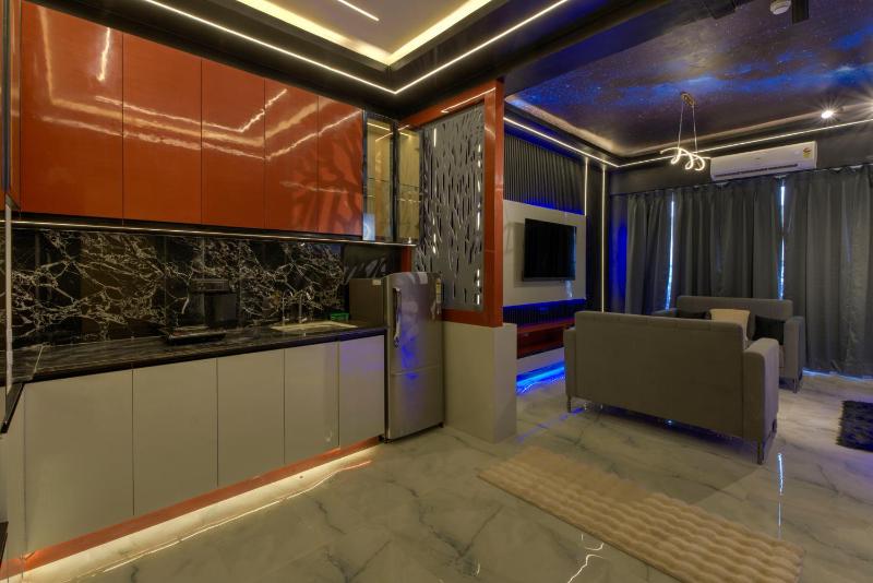Luxury  black panther - image 1