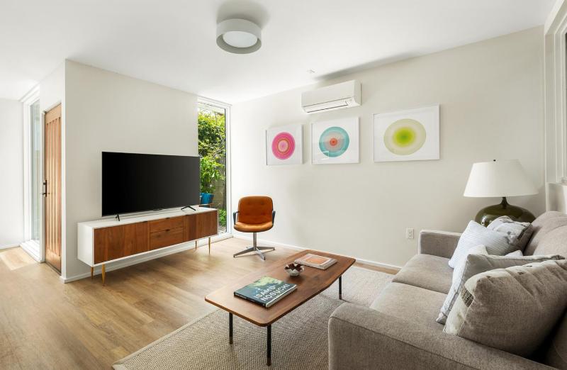 New! Modern Mar Vista Hideaway - image 13