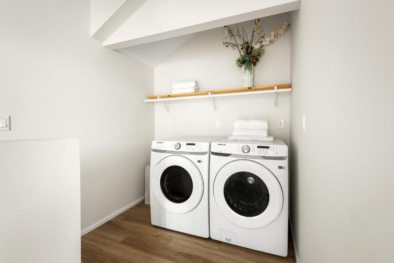 New! Modern Mar Vista Hideaway - image 14