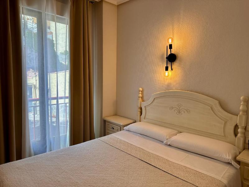 Double or Twin Room image 4