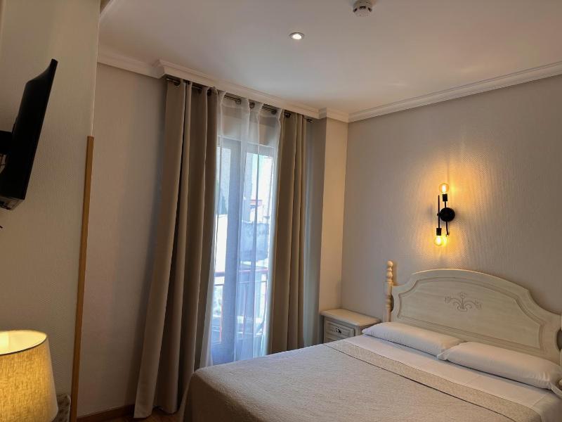 Double or Twin Room image 3
