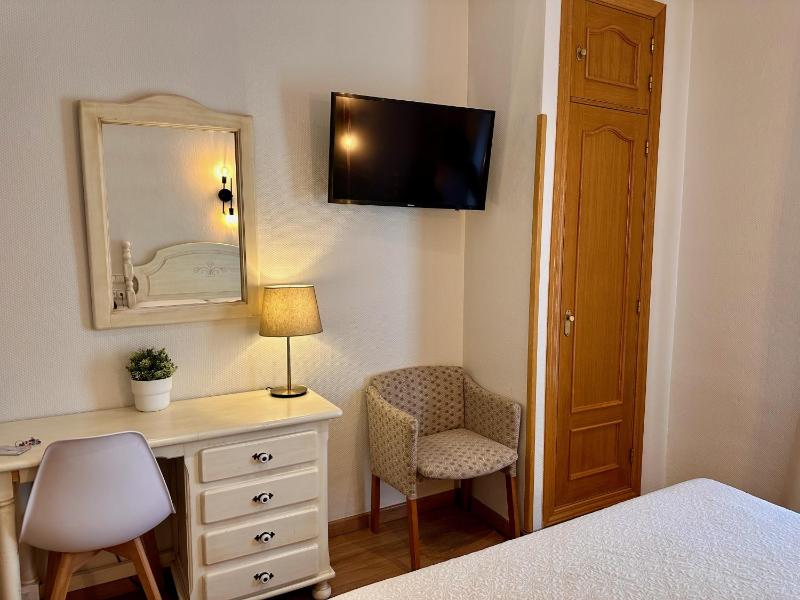 Double or Twin Room image 2