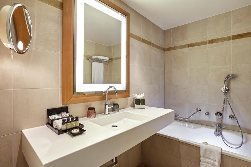 Superior Twin Room with View image 3